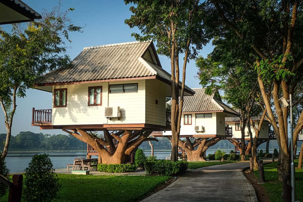 Fabulous resort treehouse near water