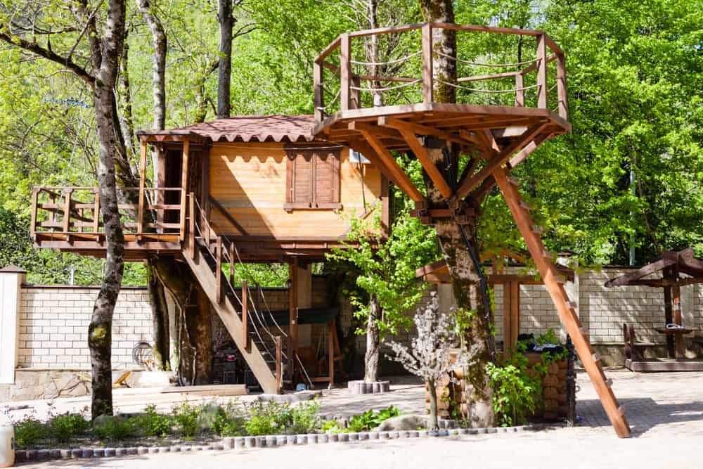 Large treehouse with 2 decks